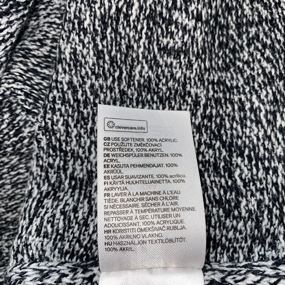 simple black and white long-sleeve shirt/sweater - Picture 8 of 8